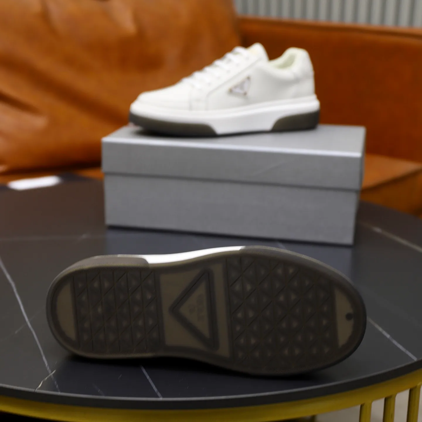 Factory price: 700💰Top original order Brand: PRADA (Prada) Standard code: Men's size 38/44 (45 can be customized) Grade: Same as the official website Material: Original cowhide stitching imported cowhide lining Original combination two-color wear-resistant soft outsole Style category: Leisure and sports version Young fashion European and American trend British style Color: Actual picture color